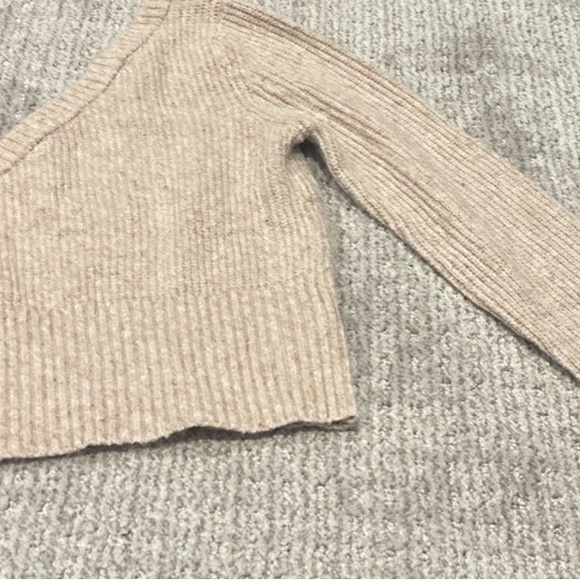 Steve Madden Sweaters - Women’s Sweater
Size Medium
Steve Madden